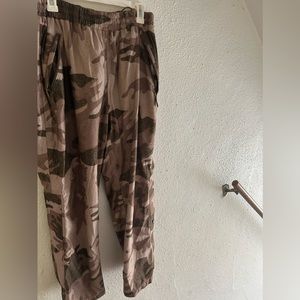 Cabellas gortex elastic waist with drawstring camo pant.